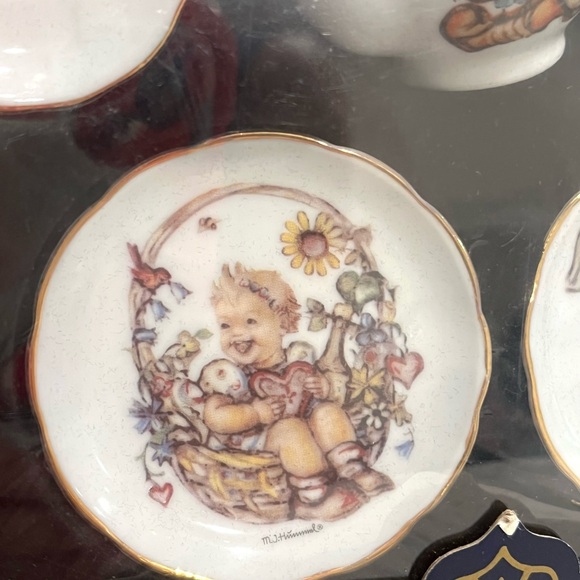 M.J.Hummel Mini Tea Set - Picture 3 of 11